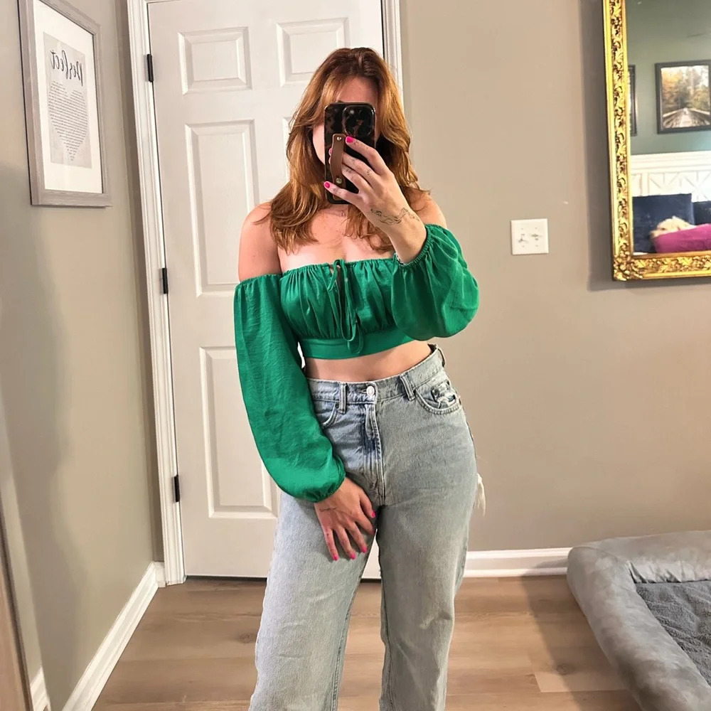 Superdown Kelly green off the shoulder crop top - Picture 1 of 3